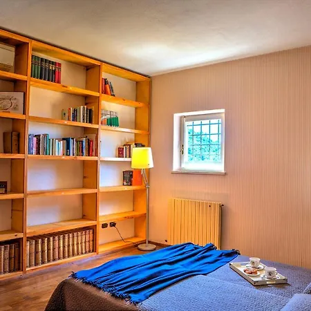Casa Degli Oleandri 8, Emma