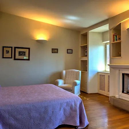 Casa Degli Oleandri 8, Emma