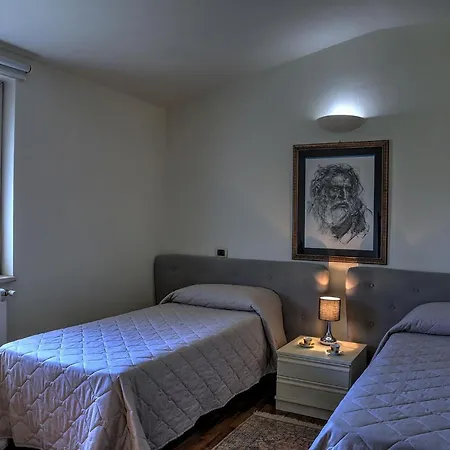 Casa Degli Oleandri 8, Emma