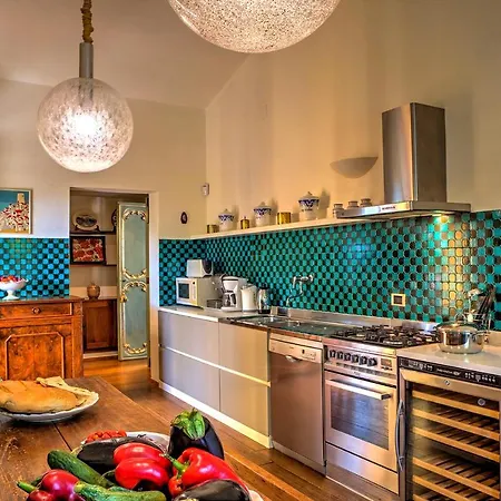 Casa Degli Oleandri 8, Emma Foligno