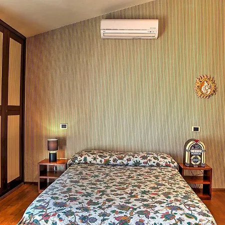 Casa Degli Oleandri 8, Emma Villa