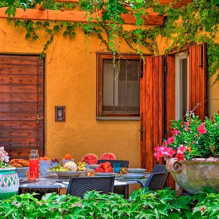 Casa Degli Oleandri 8, Emma Foligno